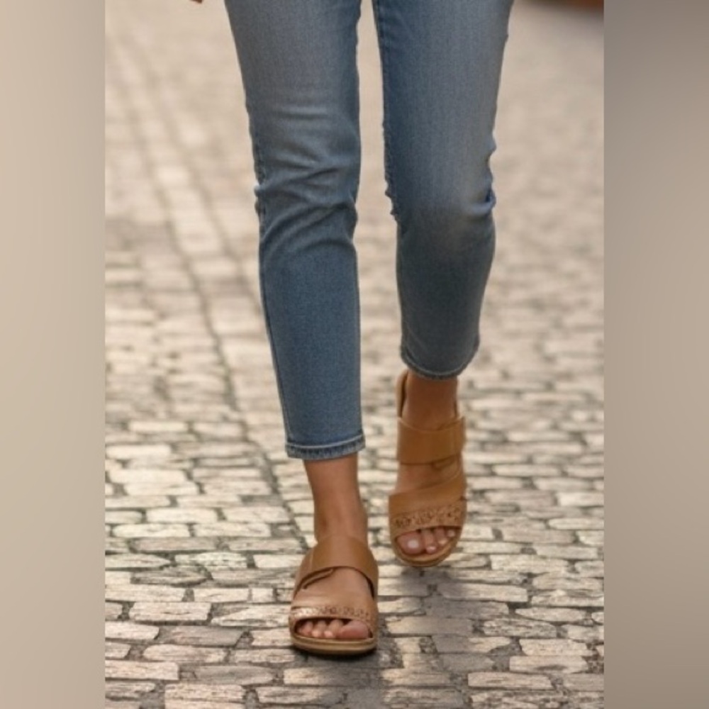 Baretraps slide on size 7.5